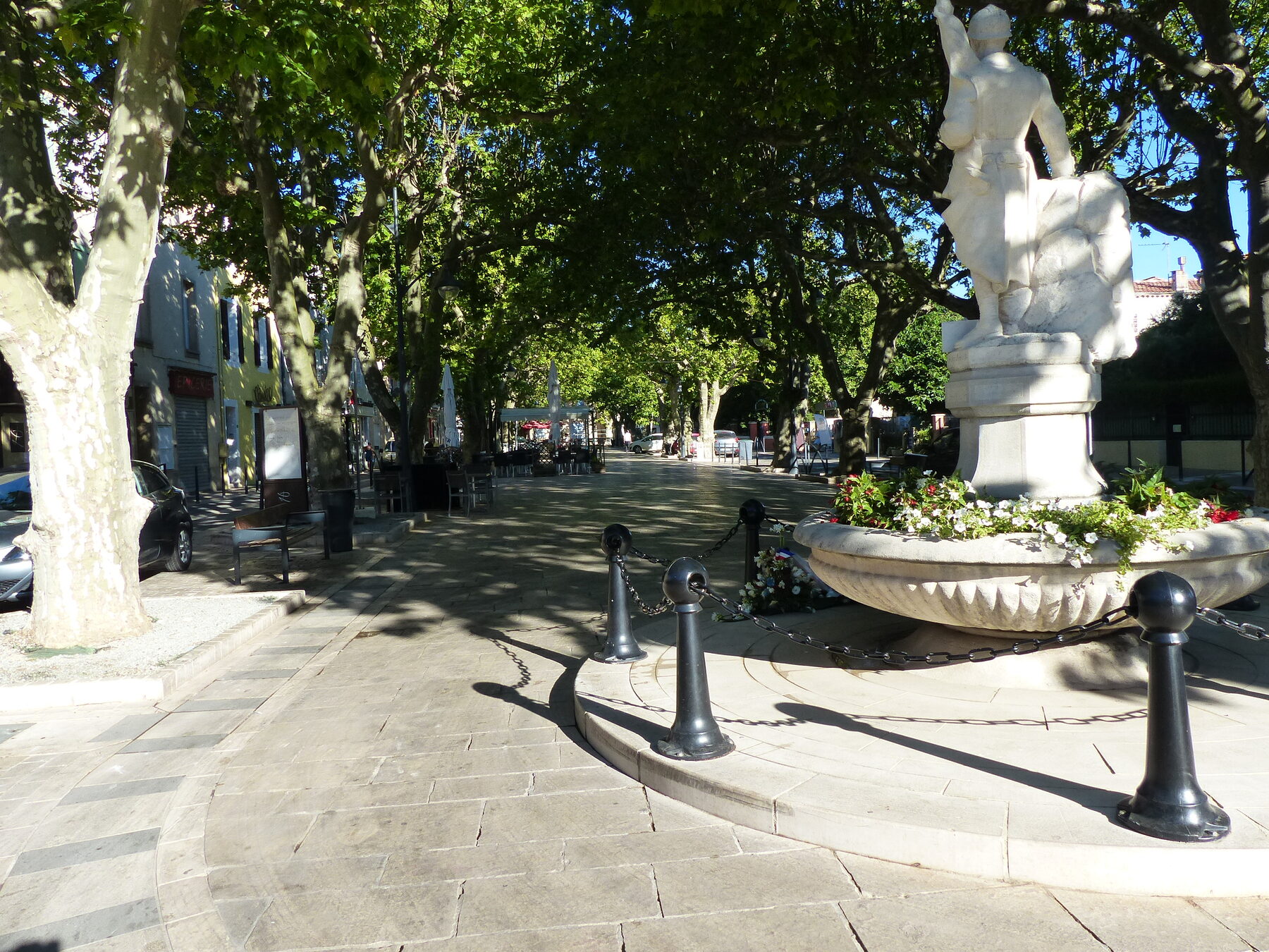 Het platanenplein van Nans-les-Pins, het hart van het dorp