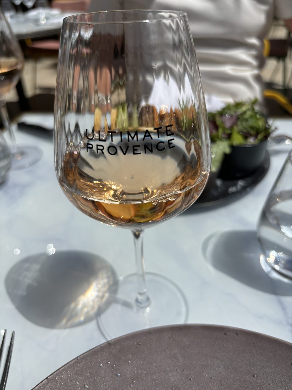 Glas rosé met het logo van wijndomein Ultimate Provence