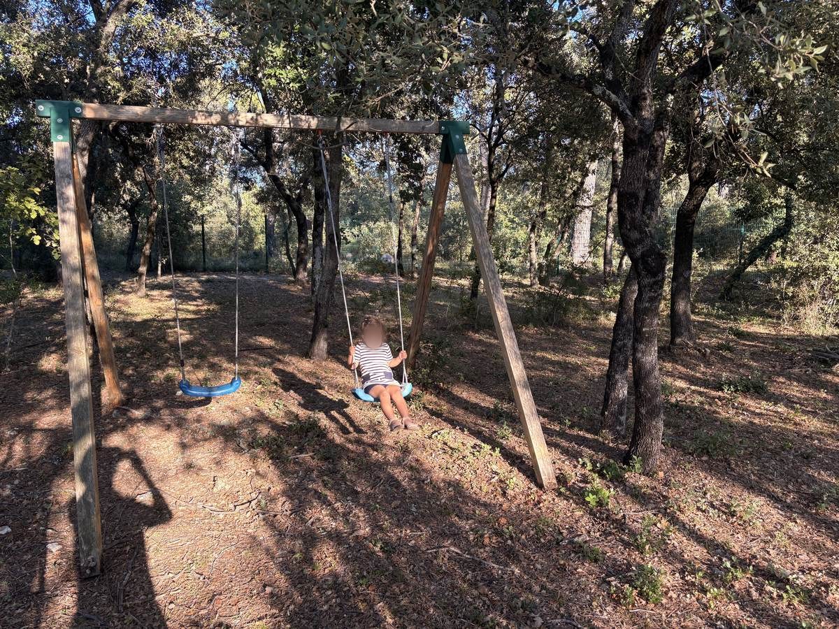 Een schommel in een bostuin bij Nans-les-Pins